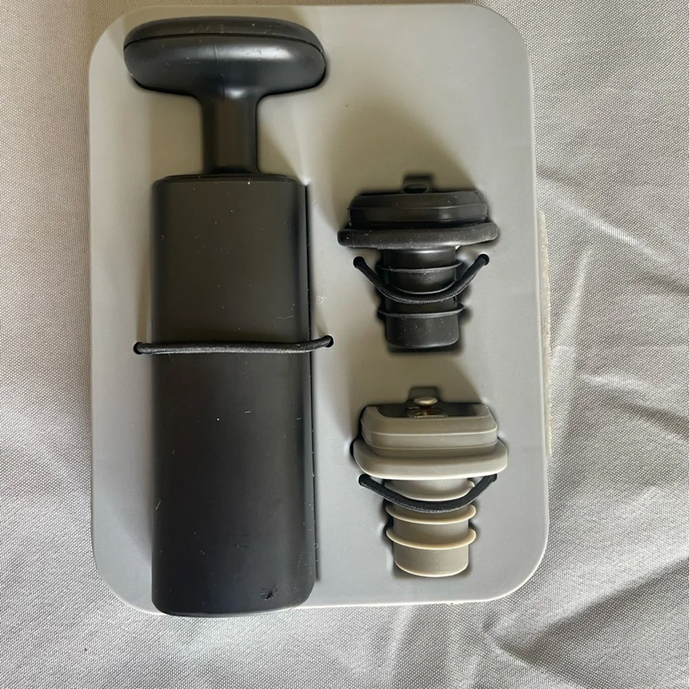 Metrokane Wine Preserver, Vacuum Pump With 2 Stoppers